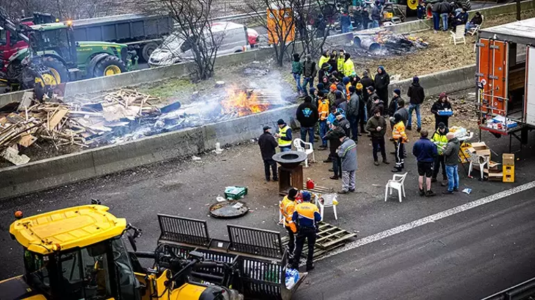 Avrupa’da çiftçilerin isyanı sürüyor. Belçika-Hollanda sınırını kapattılar!