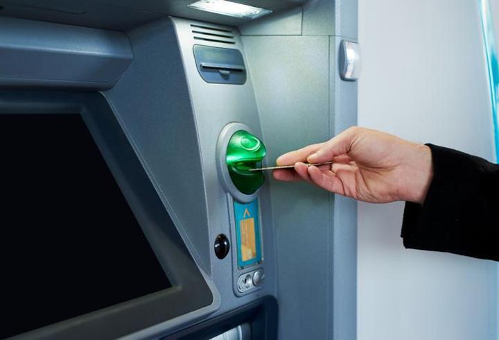 “Para dağıtan bozuk ATM” haberi yayılınca, bankadan milyonlarca dolar çekildi