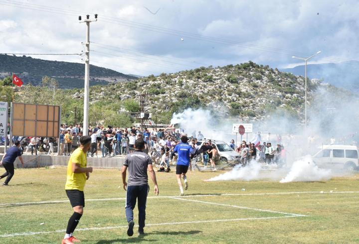 Kazananın şampiyon olacağı maçta büyük kavga! 1’i futbolcu 3 kişi yaralandı…