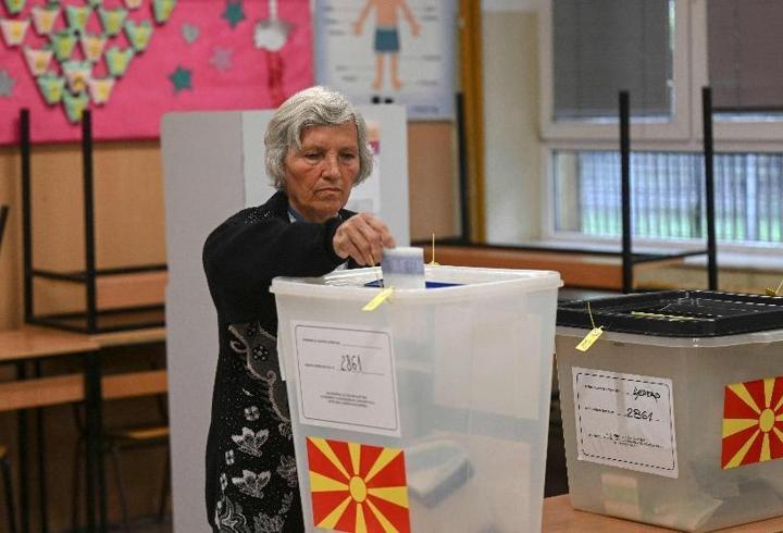 Kuzey Makedonya’da halk cumhurbaşkanlığı ikinci turu için sandık başında