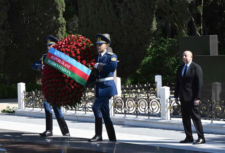 Haydar Aliyev’in 101. doğum günü için Bakü’de anma töreni