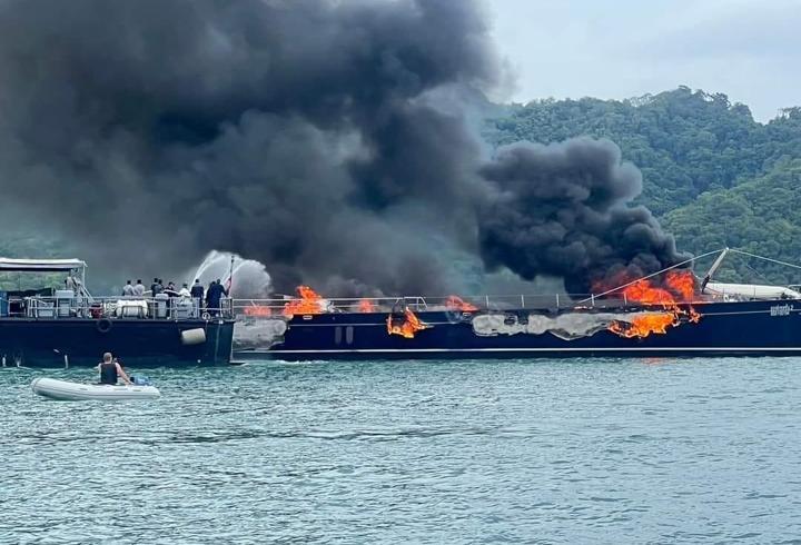 Phuket’te milyon dolarlık yat, alev alev yandı!