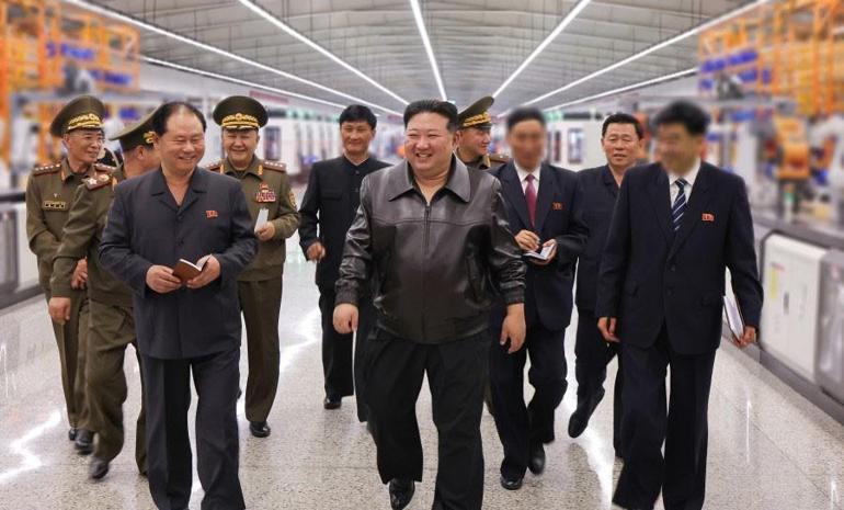 Kim Jong-Un silah fabrikalarını denetledi