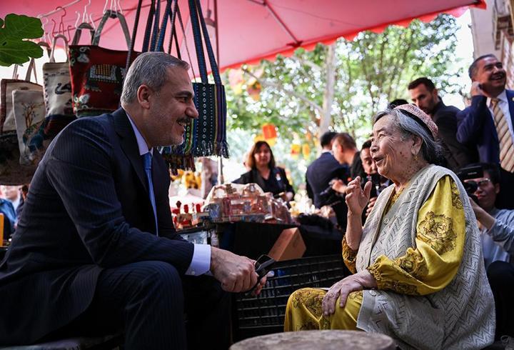 Hakan Fidan ve Uygur Türkü Emine teyzenin sıcak sohbeti gülümsetti