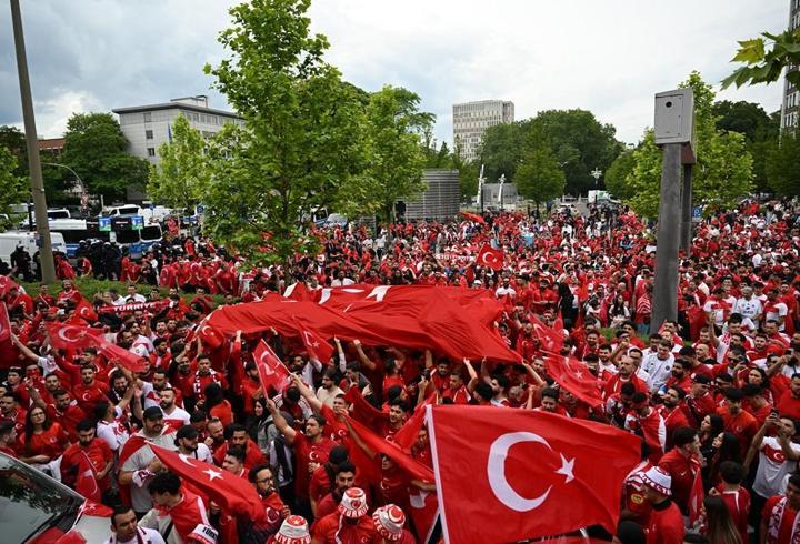 Türk taraftarlar, Dortmund’u kırmızı-beyaza boyadı!