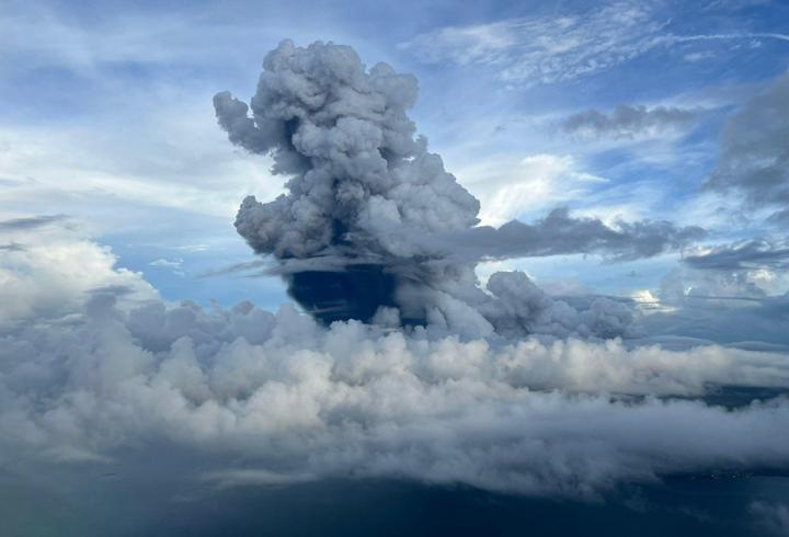 Sakurajima Yanardağı’ndaki volkanik hareketlilik kokpitten görüntülendi