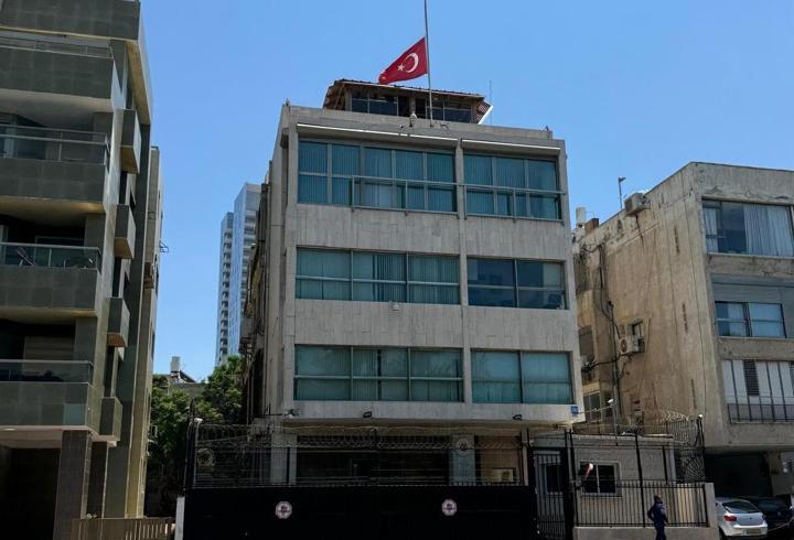 Türkiye’nin Tel Aviv Büyükelçiliği ve Kudüs Başkonsolosluğunda bayraklar yarıya indirildi