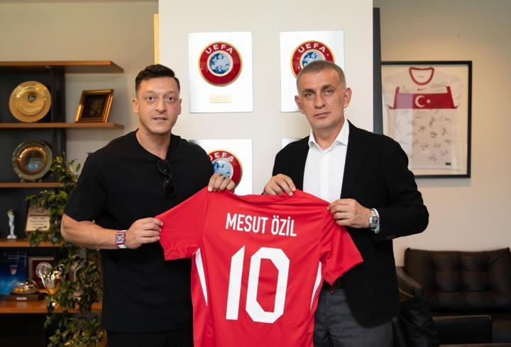 Mesut Özil’den TFF Başkanı Hacıosmanoğlu’na ziyaret!