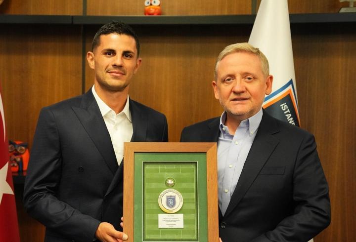 Başakşehir’den eski futbolcusu Aleksic’e plaket